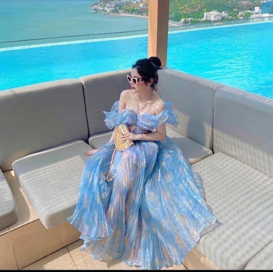 1468 Váy du lịch dài xanh khoét eo xếp ly