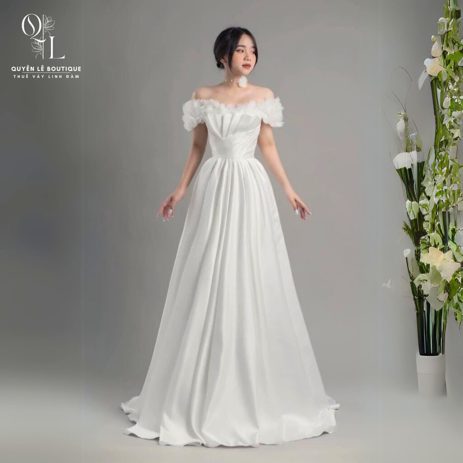 1498 cc Tiệc dài trắng trễ vai hoa nhỏ