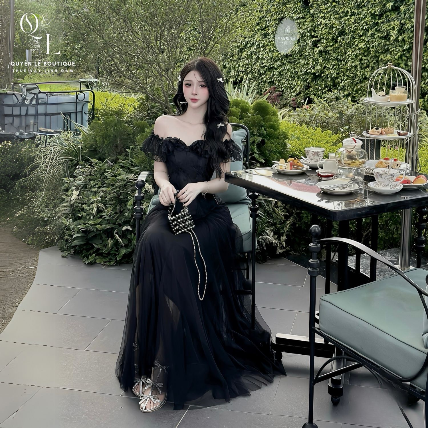 Tiệc dài đen trễ vai