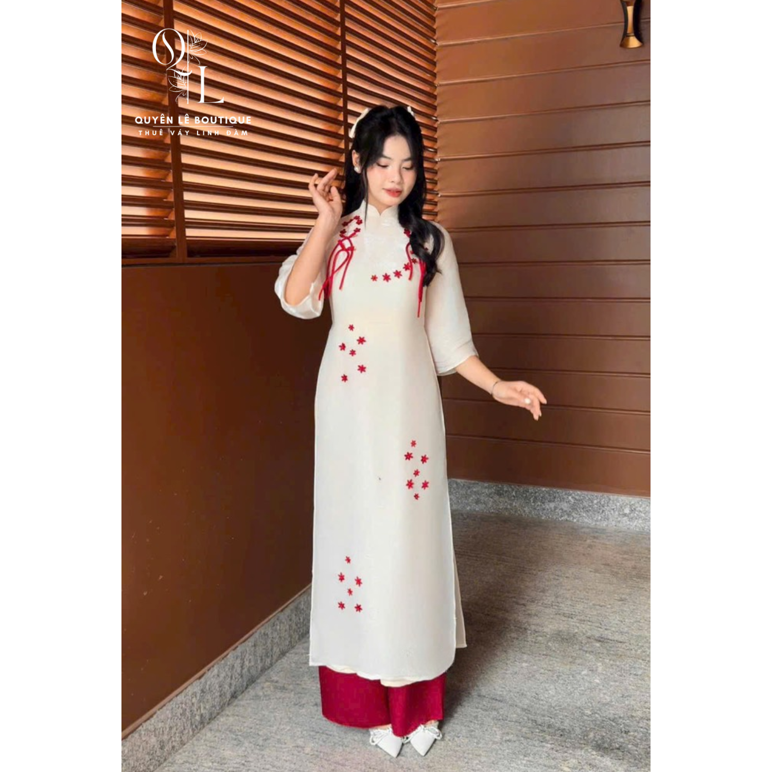 2580 Áo dài kem hoa đỏ