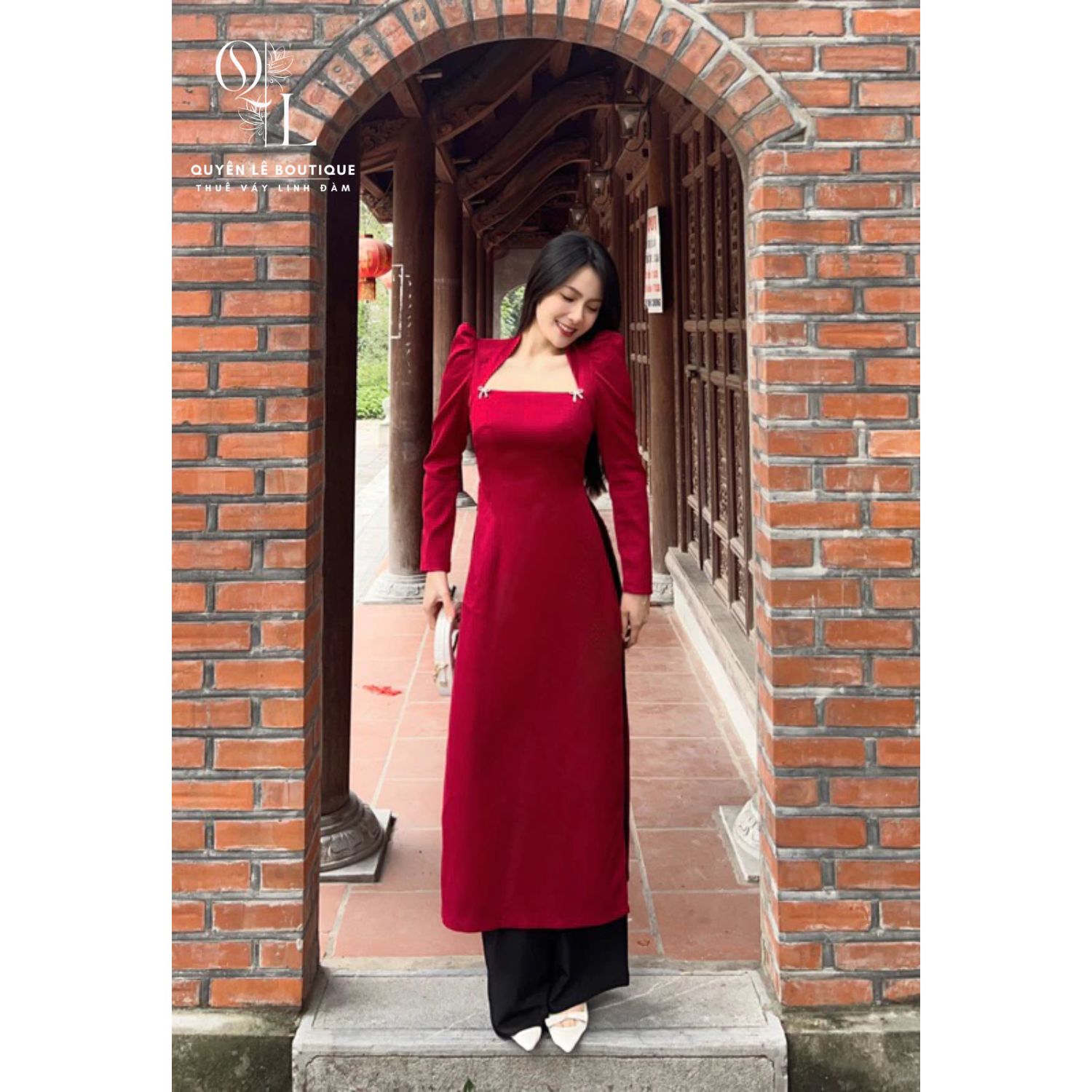2413 Áo dài đỏ dài tay cổ vuông