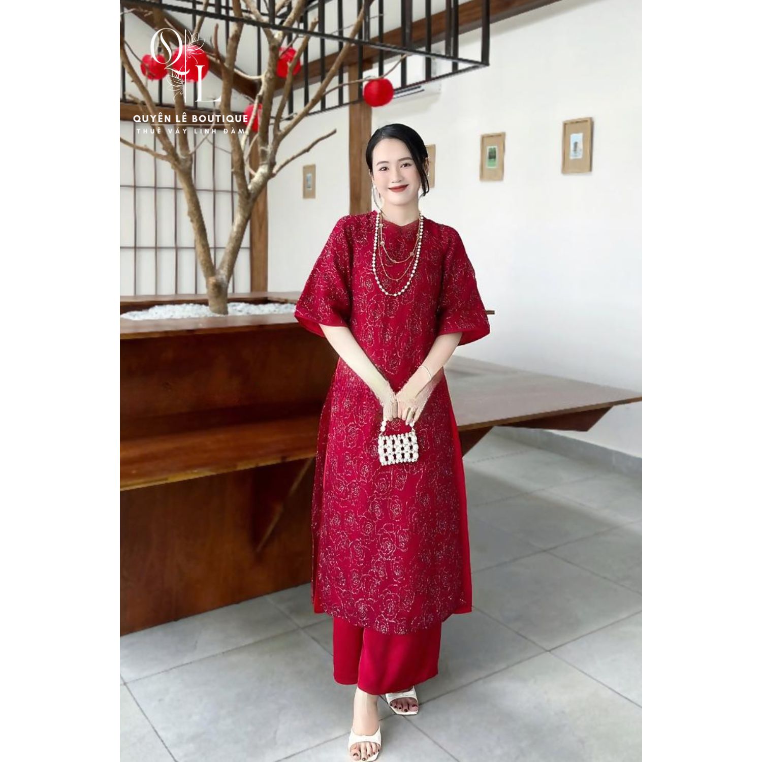 2204 Áo dài đỏ gấm