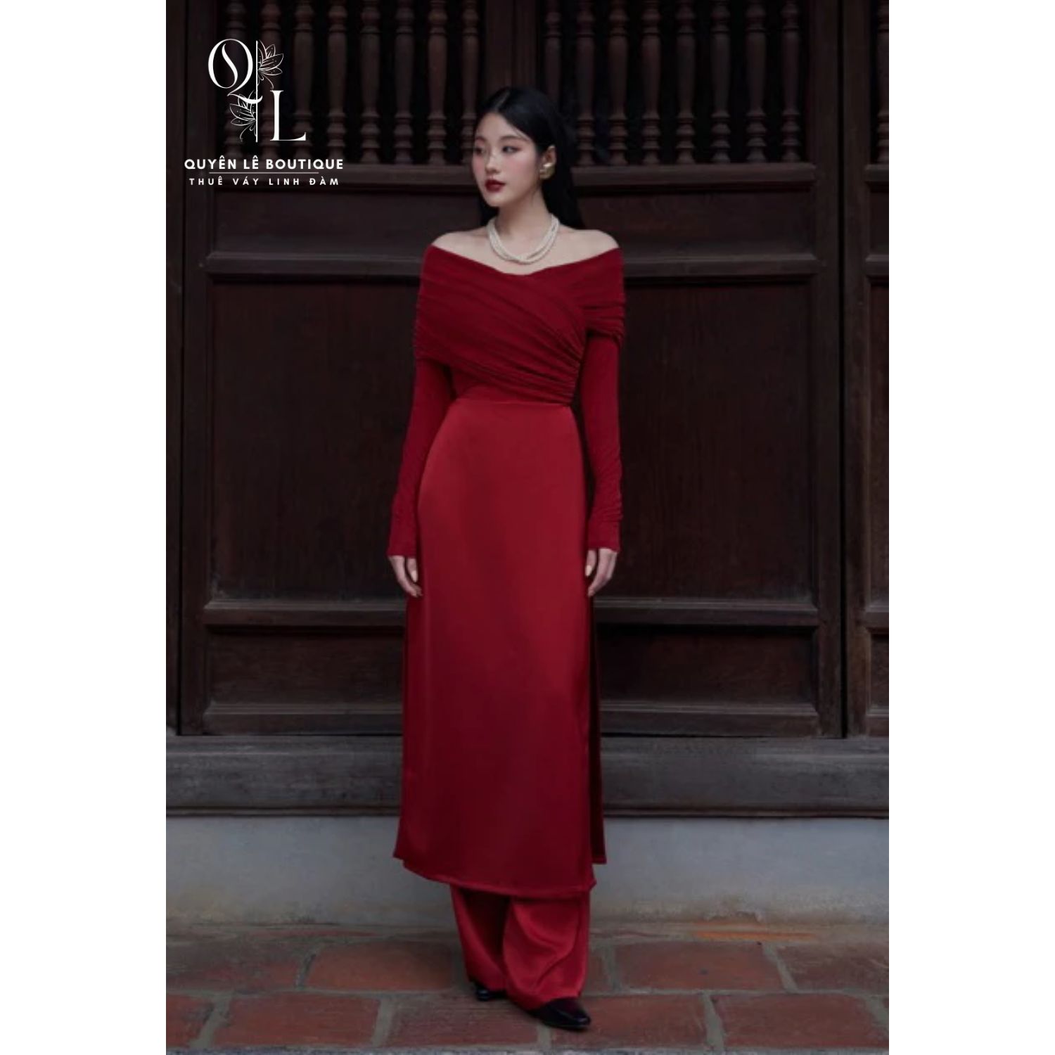 2405 Áo dài đỏ dài tay trễ vai chéo