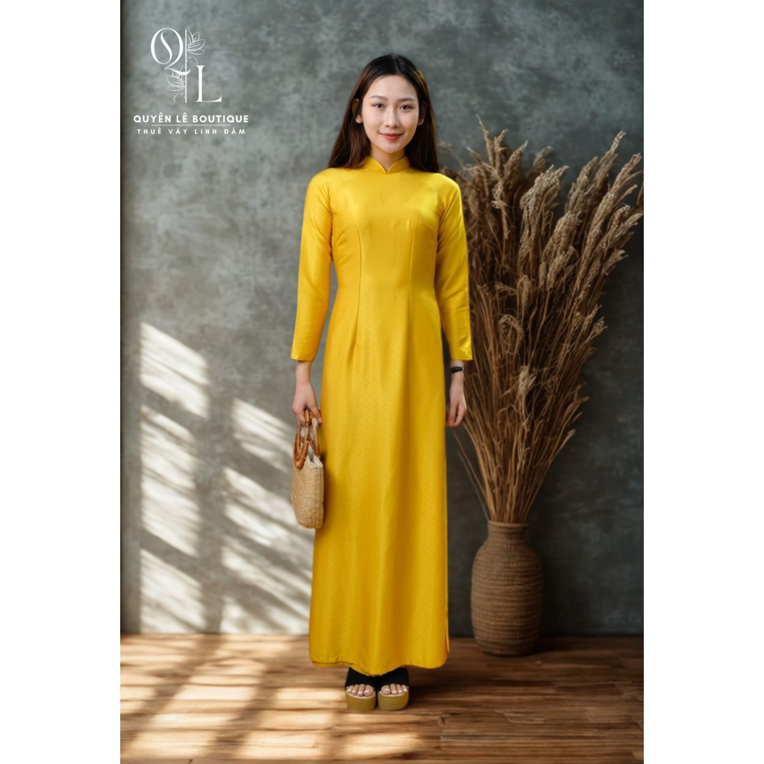 686 Áo dài vàng vân gỗ trơn