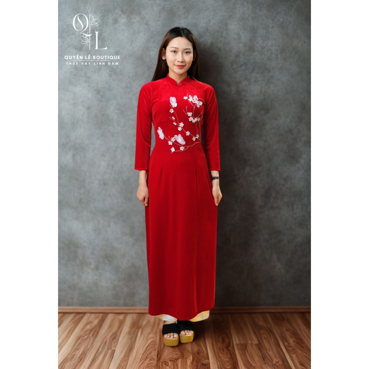 710 Áo dài đỏ nhung hoa ngực