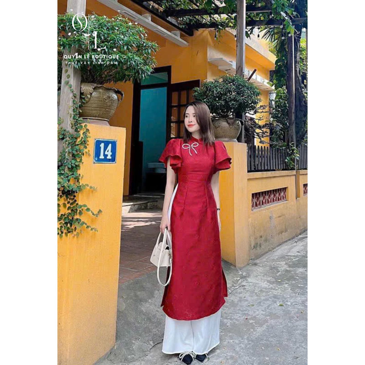 759 Áo dài đỏ