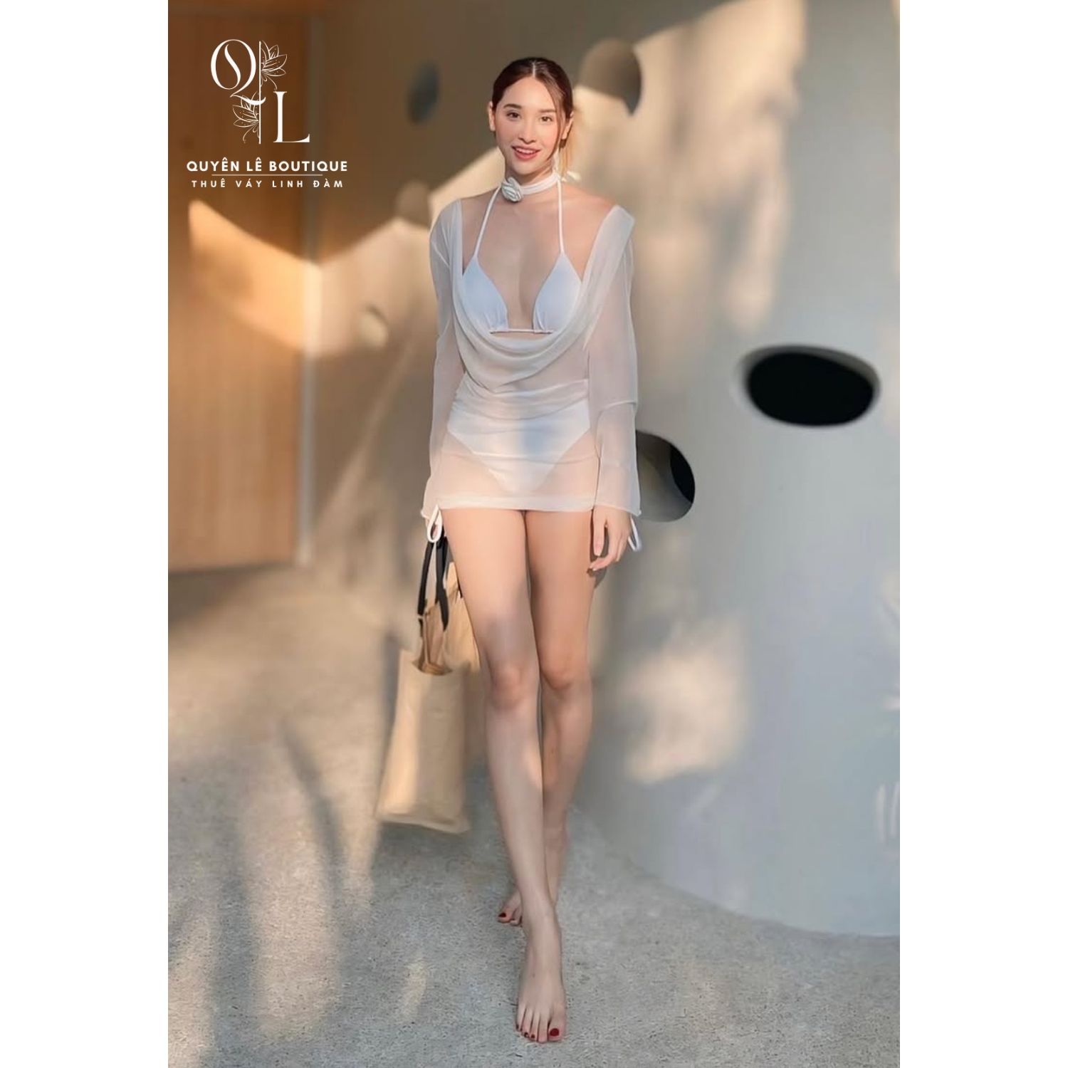 Set bikini trắng cổ hoa