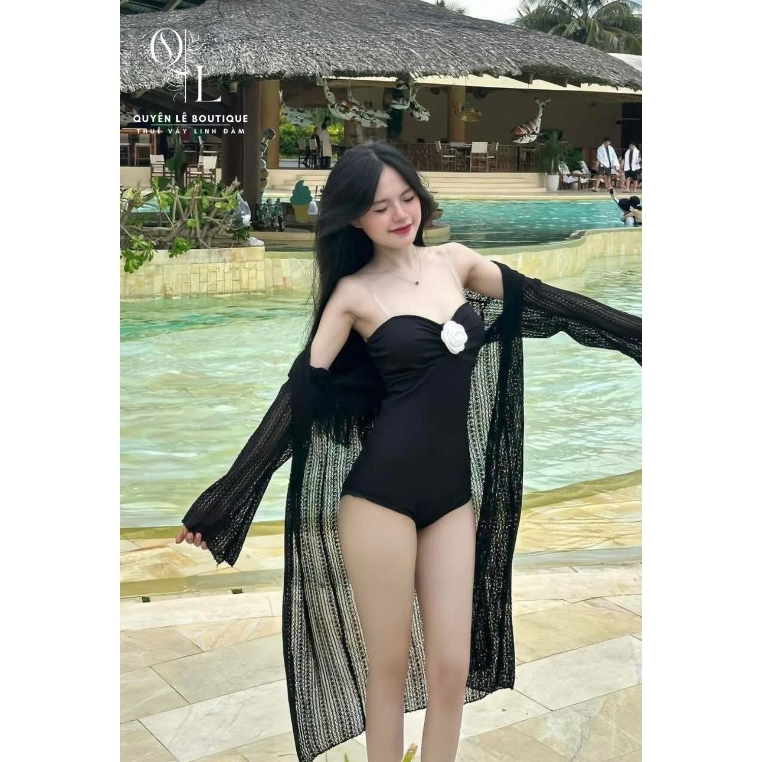 Set bikini đen kèm áo khoác