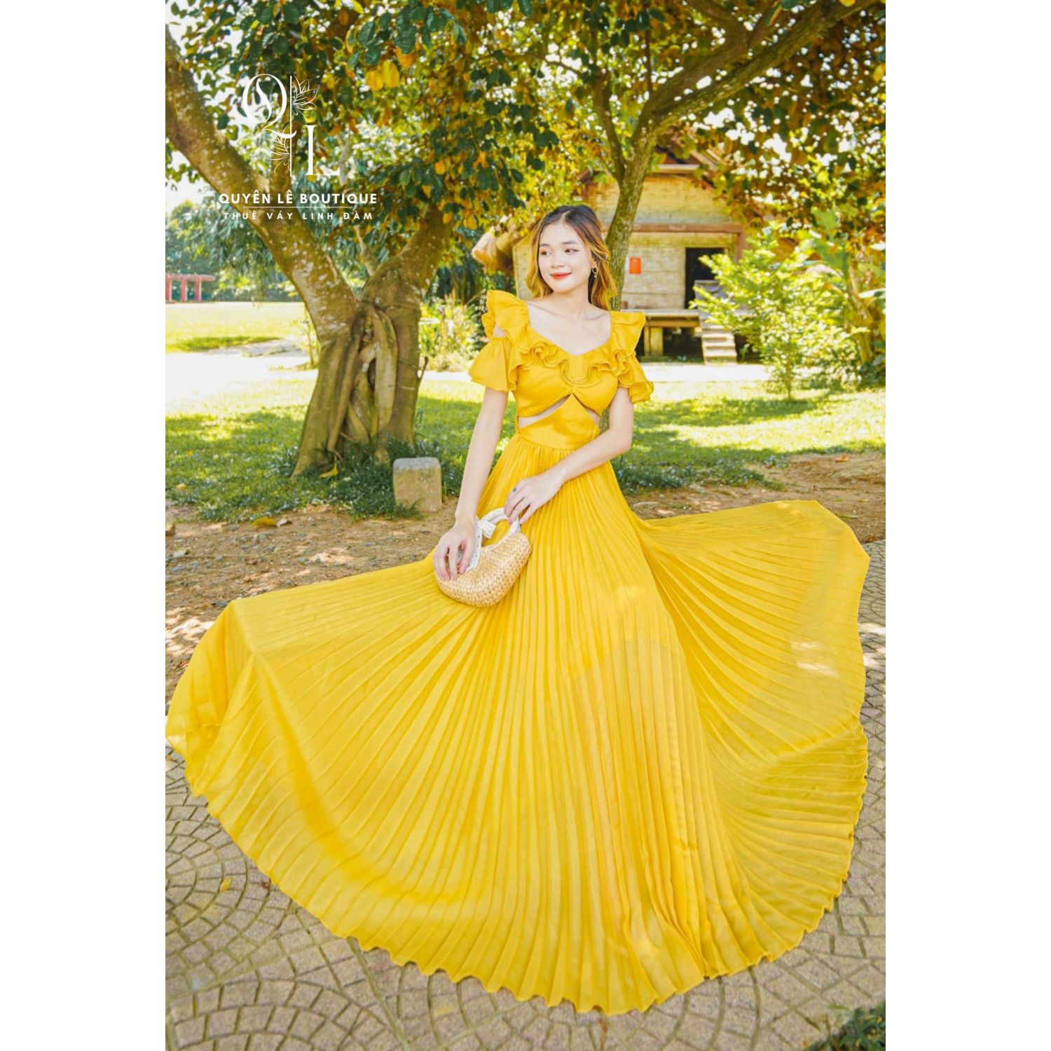 1622 Váy du lịch dài vàng khoét eo xếp ly