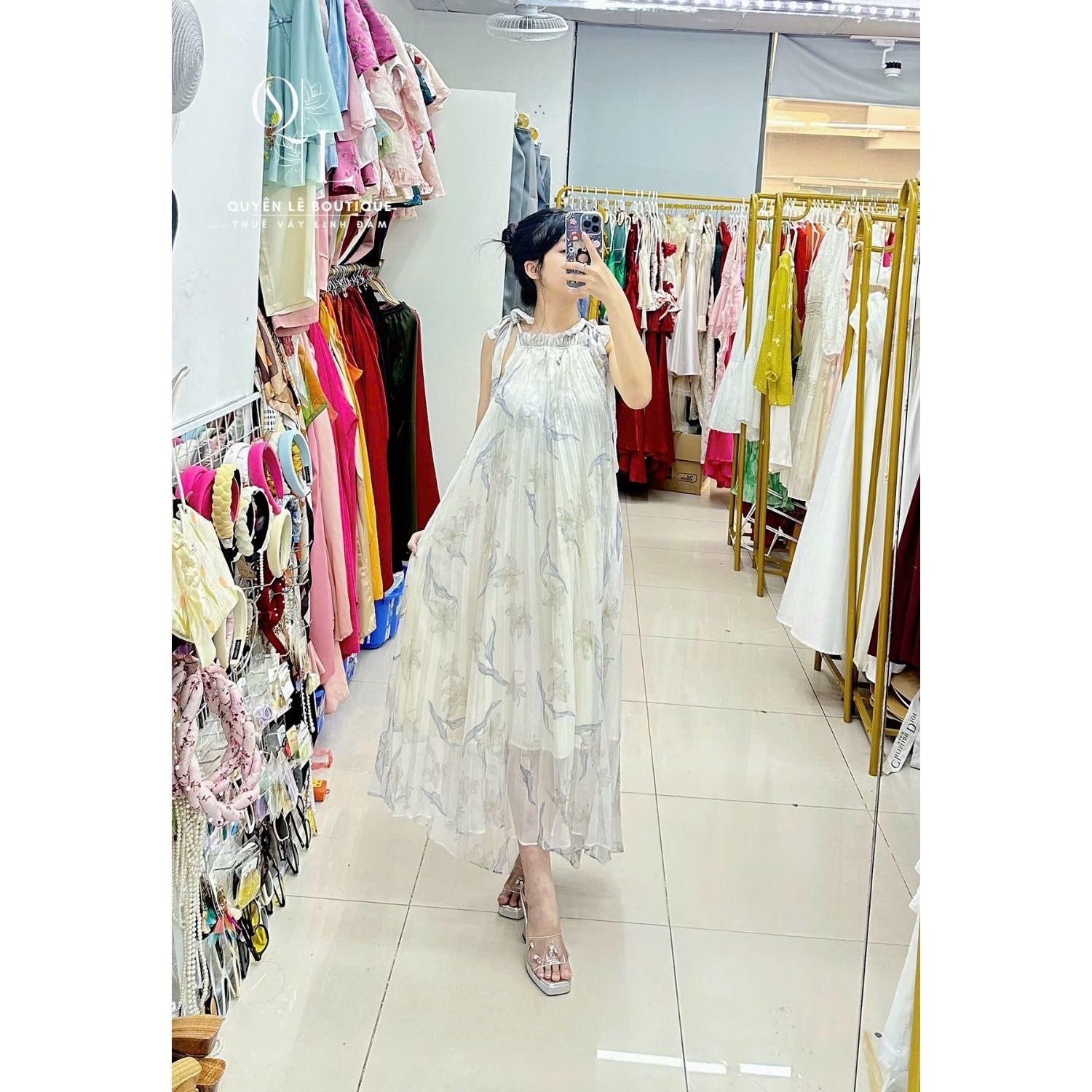 942 Váy du lịch dài trắng cổ yếm
