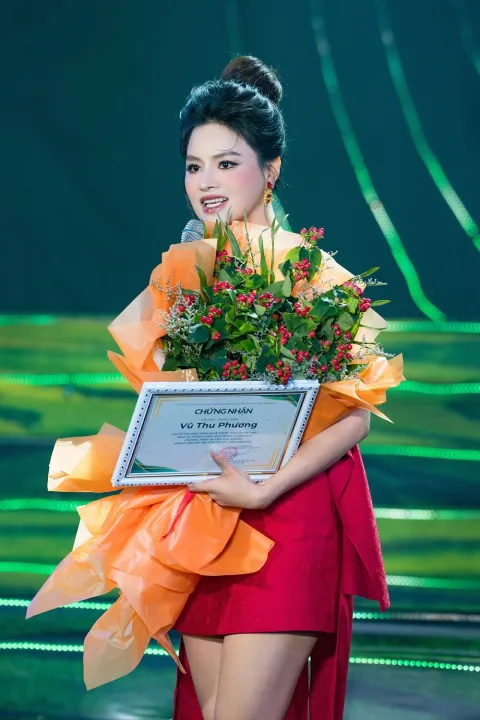 Siêu mẫu Vũ Thu Phương vấp ngã khi trình diễn áo dài