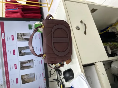 T13 Túi đỏ
